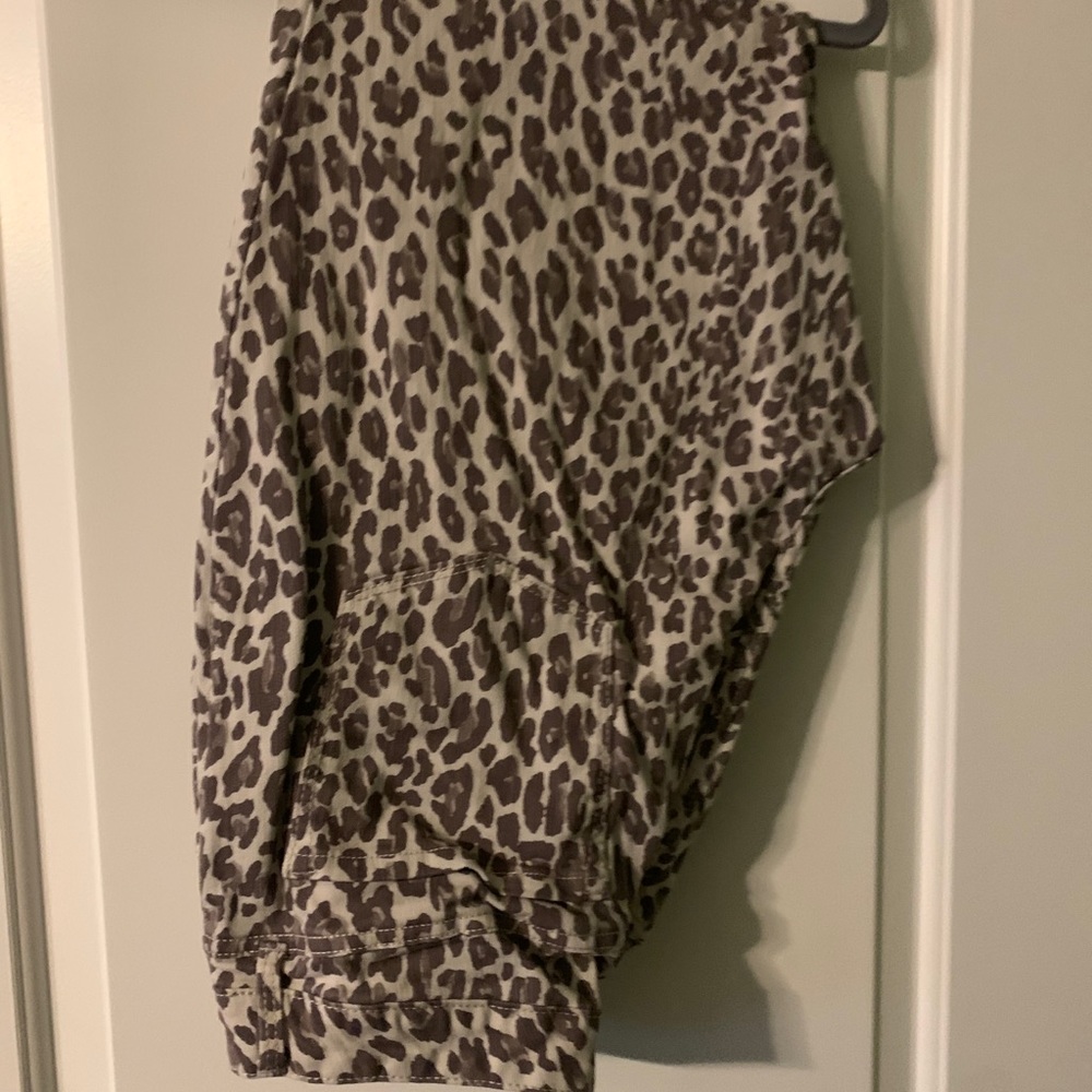 Leopard print ankle jeans